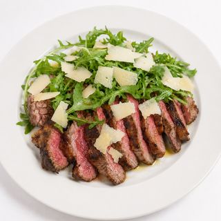 Tagliata di entrecote con rucola e scaglie di parmiggiano