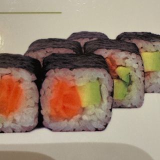 71.Maki de Atún, aguacate, philadelphia
