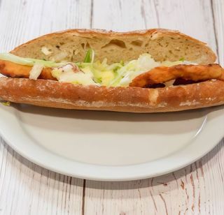 Bocadillo de pechuga empanada, lechuga y mayonesa 