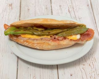 Bocadillo de pechuga con queso, huevo y pimientos  