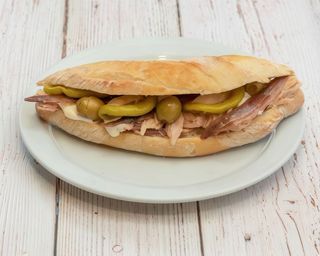 Bocadillo de bonito con piparras y mayonesa 