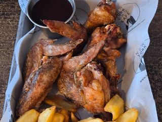 ALITAS DE POLLO AHUMADAS EN ROBLE AMERICANO