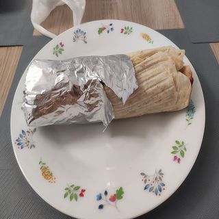 Durum relleno a elección con queso + patatas + bebida + queso