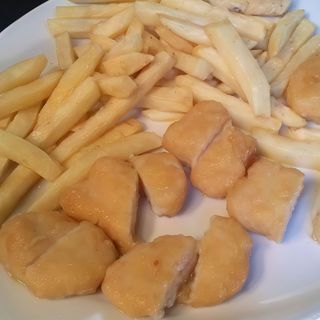 4 nuggets de pollo + patatas + bebidas