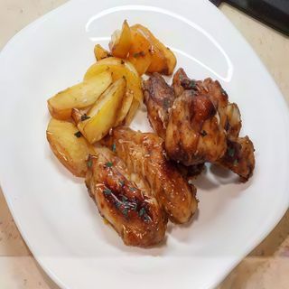 4 alitas de pollo + patatas