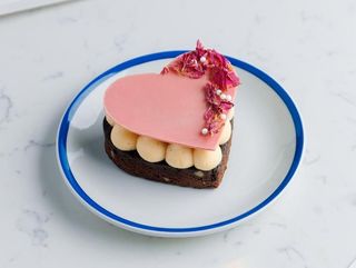 ნიგვზის ბრაუნი ვარდისფერი შოკოლადით