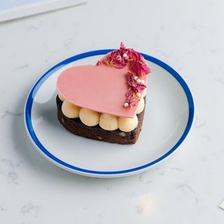 ნიგვზის ბრაუნი ვარდისფერი შოკოლადით