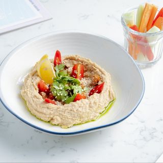 ჰუმუსი ბოსტნეულის ჩხირებით