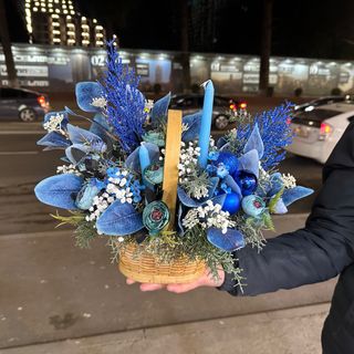 საახალწლო ლურჯი კომპოზიცია კალათაში