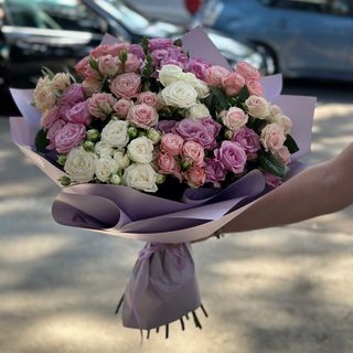 ფერადი სპრეი ვარდების თაიგული