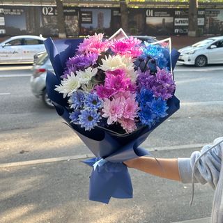 ფერადი ქრიზანთემების თაიგული