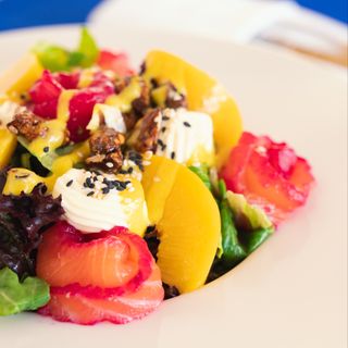 ორაგულის სალათი ატმით და კარამელიზირებული პეკანით