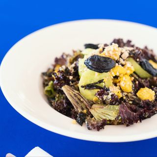 ქათმის აღმოსავლური სალათი ქლიავის ჩირითა და თხილით