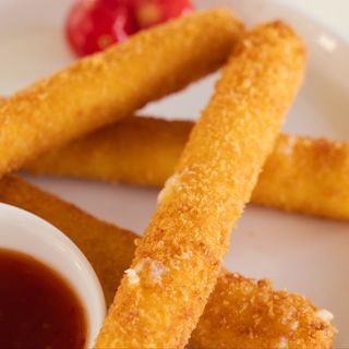 ყველის ჩხირები ტკბილ/ცხარე სოუსით