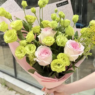 Green eustoma with roses