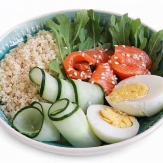 ქინოას ბოული ორაგულით  და რუკოლათი