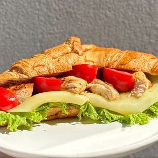 კრუასანი ქათმით