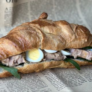 კრუასანი სალათათი და თუნათი