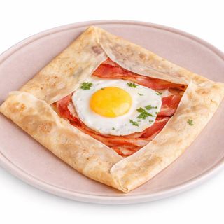 კრეპი ბეკონით, კვერცხით, პარმეზანით და რანჩის სოუსით