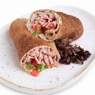 კრეპი ლორით, ყველით და რანჩის დრესინგით