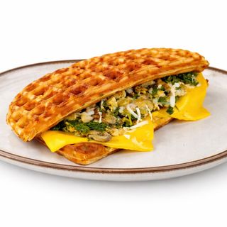 ვაფლის სენდვიჩი კვერცხით სოკოთი და ისპანახით