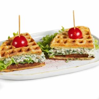 ვაფლის სენდვიჩი თინუსით და მოცარელას სალათით