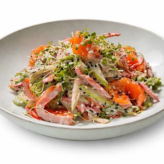 ორაგულის სალათი თხილის სოუსში