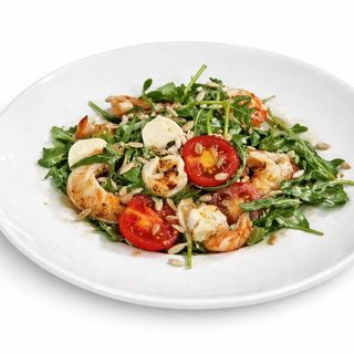 სალათი კრევეტებით, მოცარელათი და მანგოს სოუსით