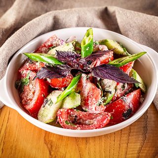 კიტრი-პომიდვრის სალათი ნიგვზით