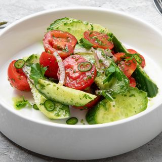 კიტრი-პომიდვრის სალათი მწვანილით 