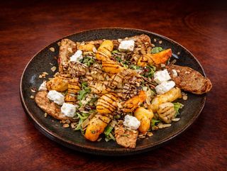 ქათმის სალათი ცოცხალი ბოსტნეულით, ჩედარის ყველითა და იტალიური დრესინგით