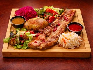 ღორის ნეკნები ბროწეულის სოუსით