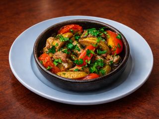 ოჯახური ღორის ხორცით პატარა