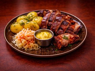 რაჭული ლორი მოხარშული კარტოფილით 