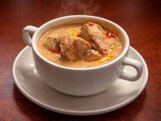 შემწვარი ორაგული ნიგვზიანი სოუსით 