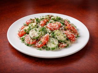 კიტრი პომიდვრის სალათი ნიგვზით