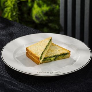 ავოკადოს ტოსტი პესტოს სოუსით