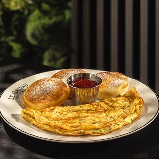 საუზმე ომლეტით და ამერიკული ბლინი