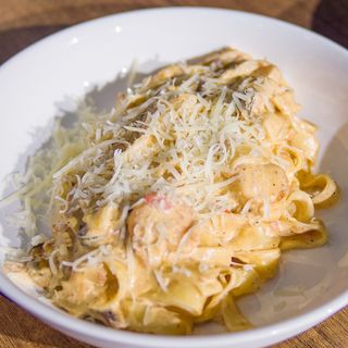 პასტა ქათმის ხორცით სოკოთი და ნაღებით