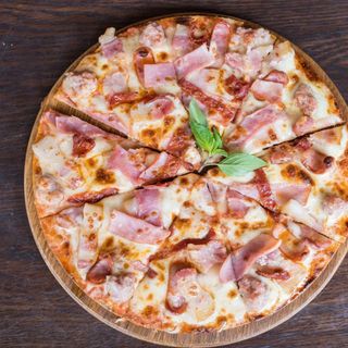 პიცა ლორითა და ბულგარულით 8 ნაჭრიანი