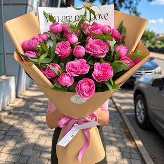 პიონისებური ვარდების თაიგული
