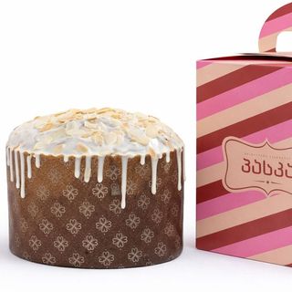 ტრადიციული პასკა თეთრი შოკოლადით და ნუშის ფანტელით (850გ)