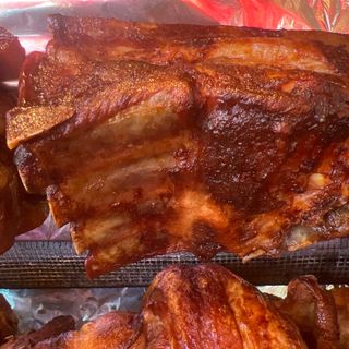 გრილზე შემწვარი ღორის ნეკნი 