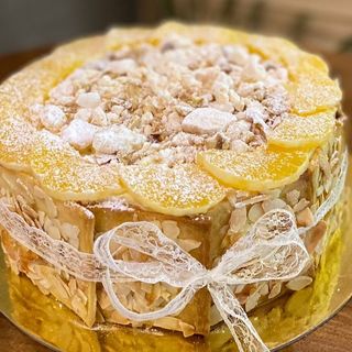 ფორთოხლის ტორტი ნუშის ფირფიტებით 12 ნაჭრიანი