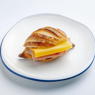 მინი ლორის და ყველის სენდვიჩი