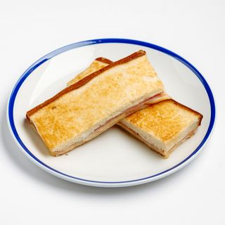 ლორის და ყველის ტოსტი