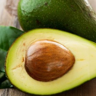 ავოკადოს სალათი ქათმის ფილეთი