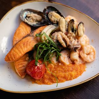 ზღვის პროდუქტები პომიდვრის და ფორთოხლის სოუსით