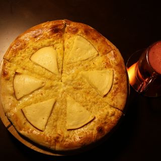 სამი ყველის ხაჭაპური