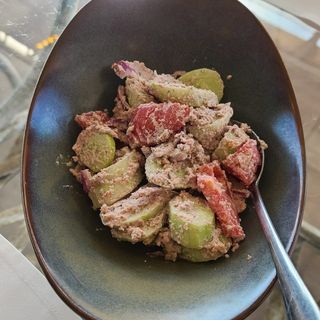 კიტრი პომიდორი ნიგვზით და კახური ზეთით